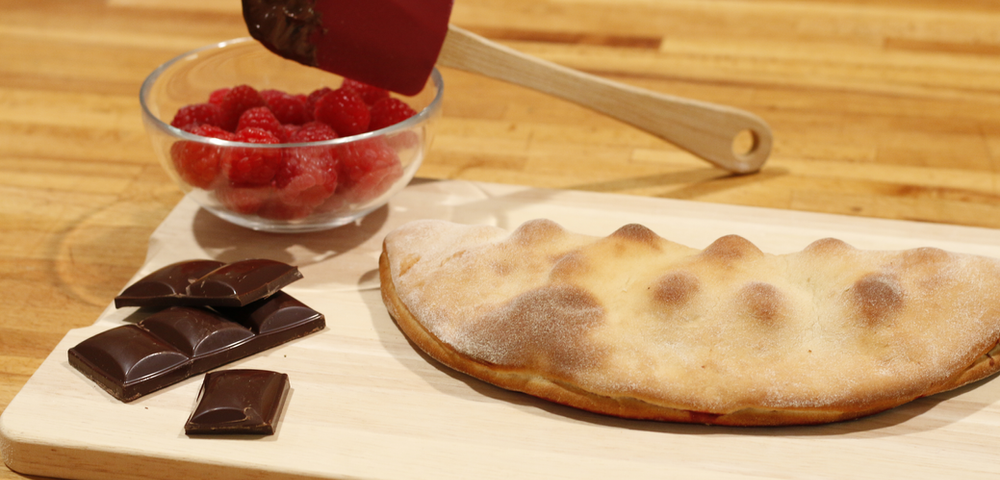 Calzone dulce de chocolate y frambuesas