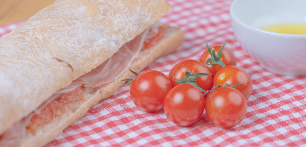 Pan Chapata casero acompañado de unos tomates