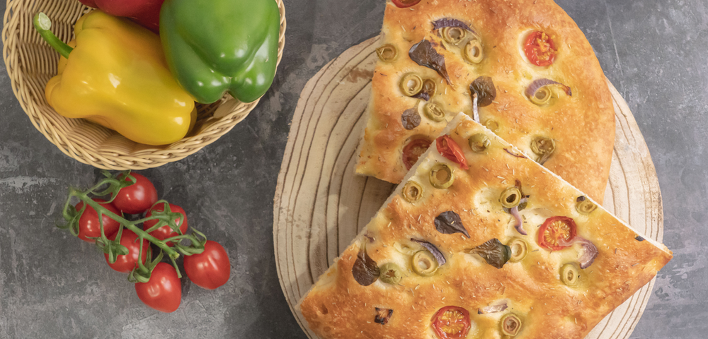 Receta de focaccia de aceitunas y tomate