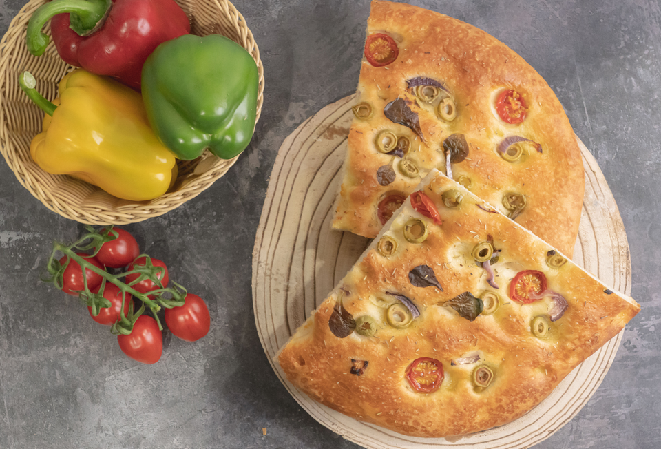 Receta de focaccia de aceitunas y tomate