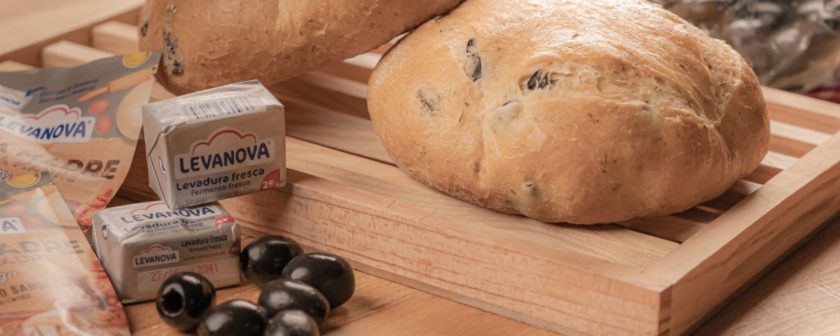 Pan de aceitunas negras con tomillo