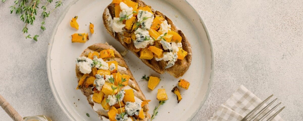 tostada de calabaza y queso feta