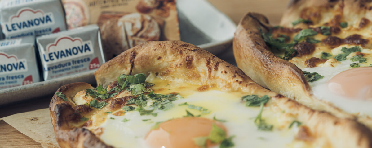 Khachapuri, delicioso pan con queso y huevo