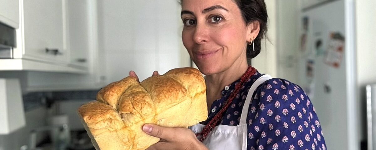 Cristina Duarte sostiene orgullosa un pan de molde tipo brioche recién horneado y muy esponjoso en su cocina