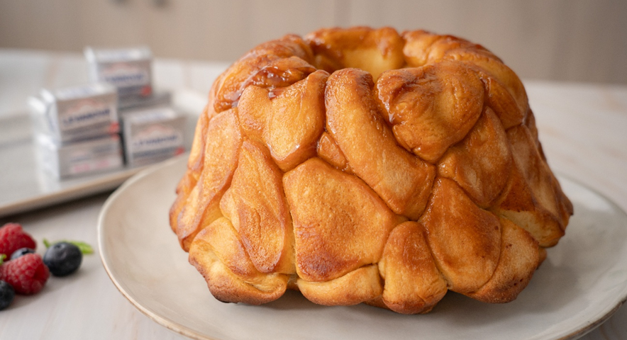 Monkey Bread dorado y caramelizado en un plato cerámico