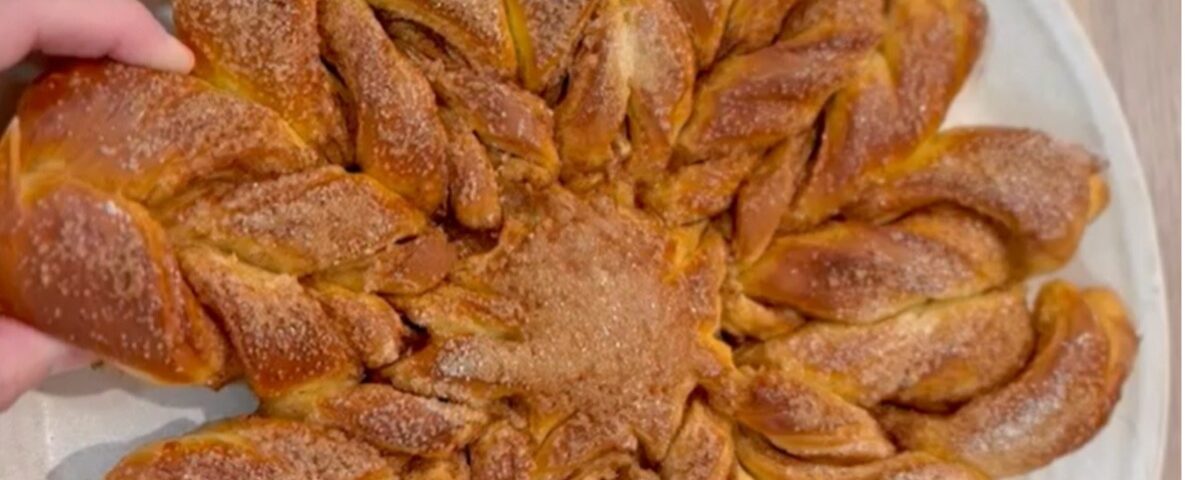 Pan dulce con forma de estrella de canela y azúcar