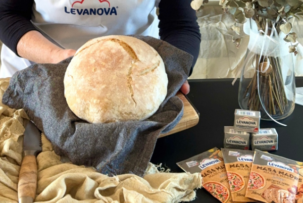 Hogaza de pan casero recién hecha junto a levadura fresca y masa madre Levanova