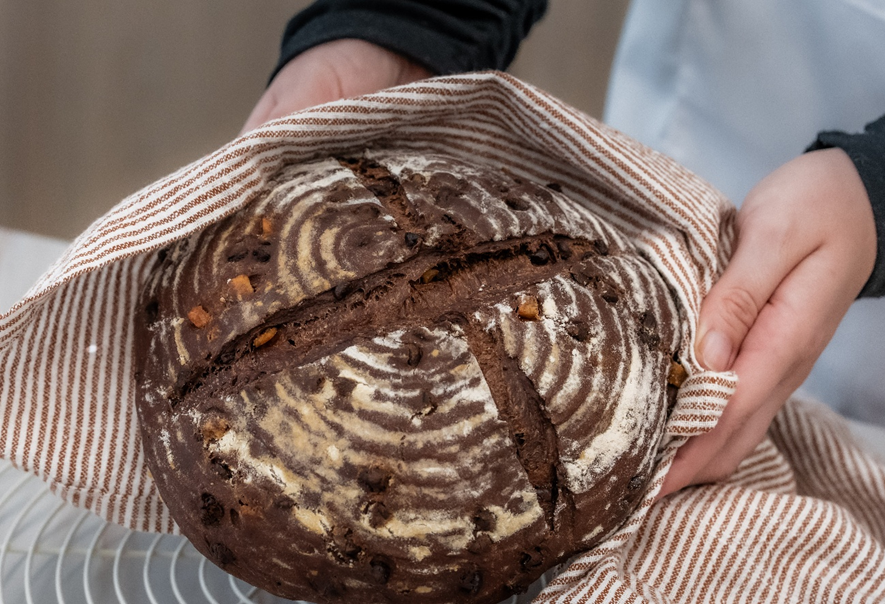Pan artesanal de chocolate y naranja recién horneada