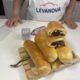 Bollicaos caseros rellenos de chocolate con levadura Levanova sobre una tabla de madera