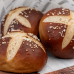 Panecillos tipo pretzel: dorados, tiernos y llenos de sabor