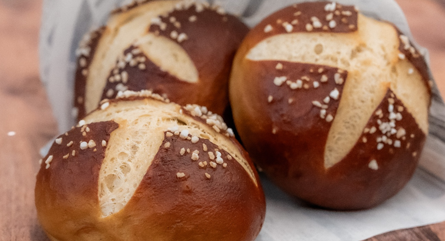 Panecillos tipo pretzel: dorados, tiernos y llenos de sabor
