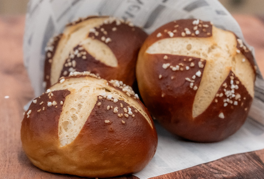 Panecillos tipo pretzel: dorados, tiernos y llenos de sabor