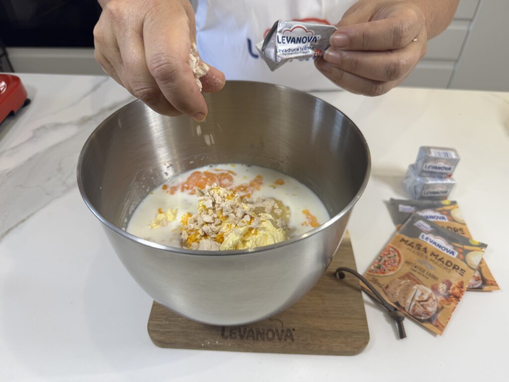 Añadiendo levadura fresca y masa madre Levanova a los ingredientes