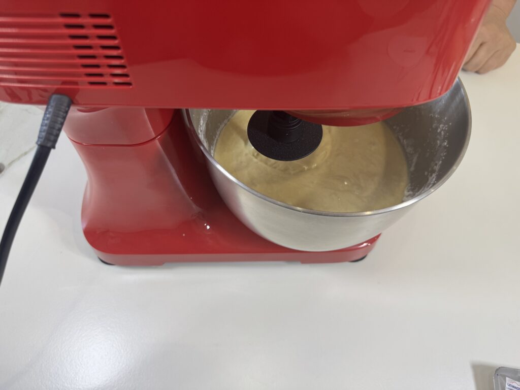 Amasando los ingredientes en una batidora amasadora roja