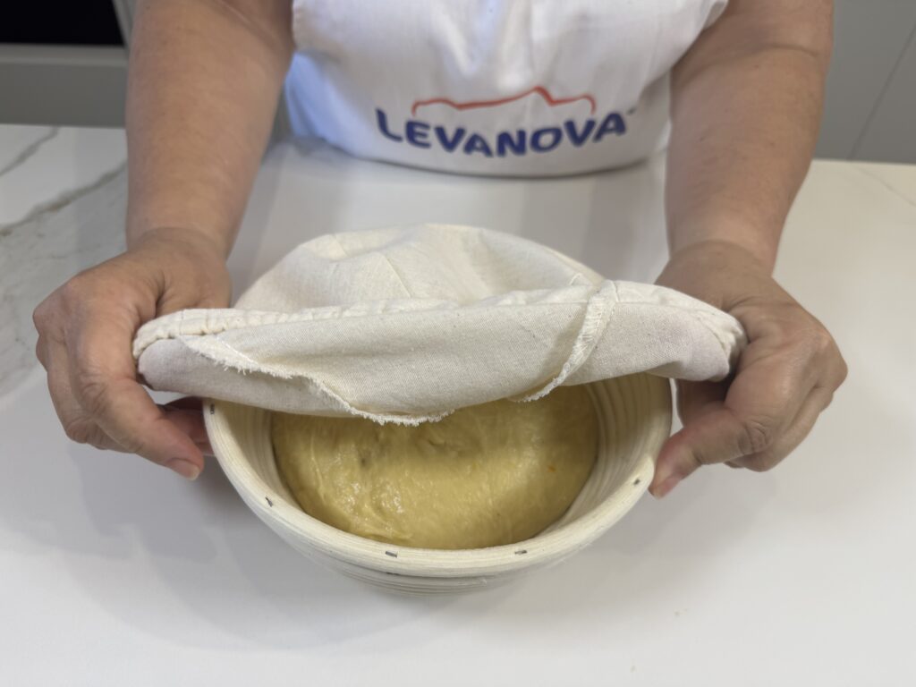 Tapando la masa con un paño para la primera fermentación