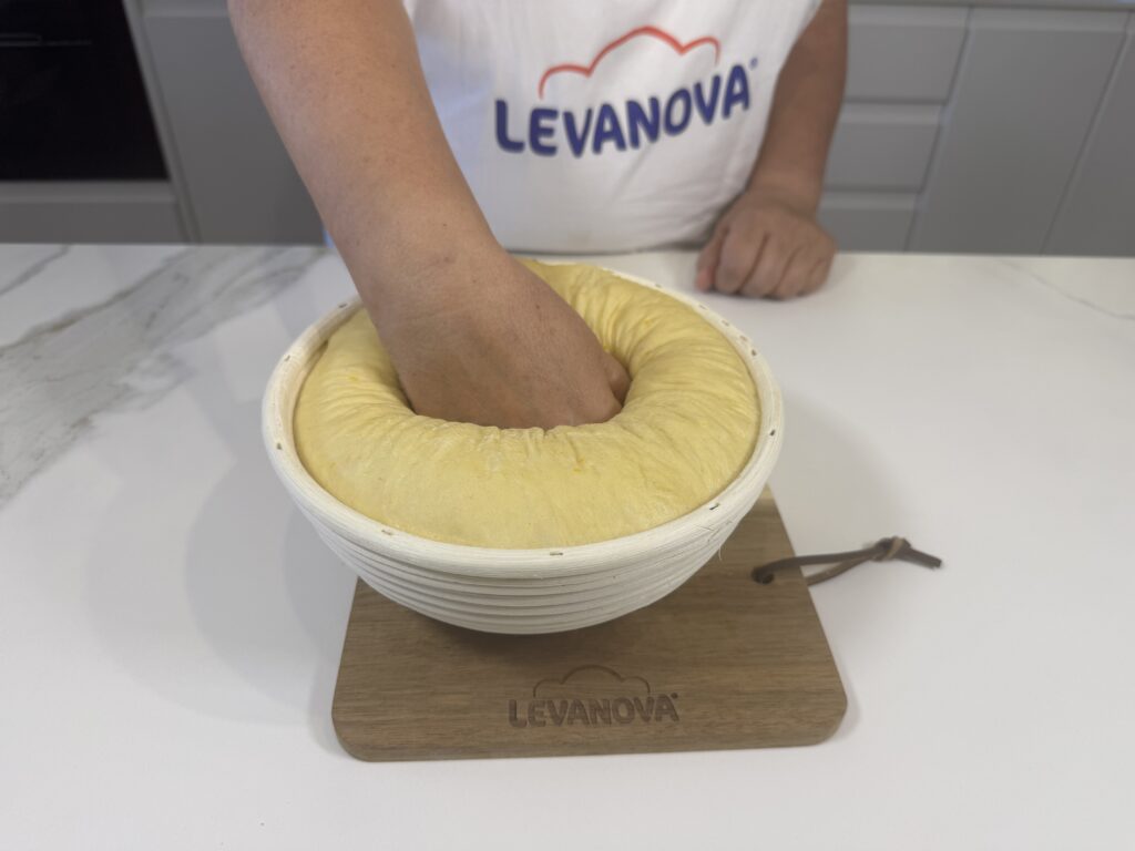 Desgasificando la masa fermentada con el puño