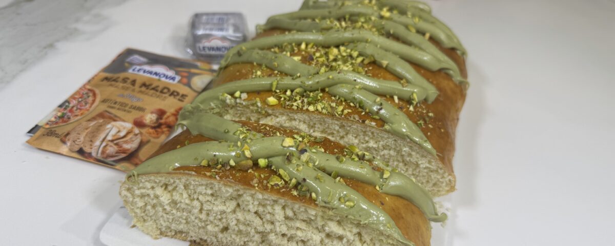 Coca de San Juan de pistacho: una versión irresistible de la receta tradicional junto a @lasrecetasdemimadre