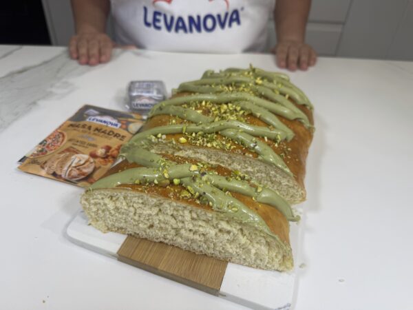 Coca de San Juan de pistacho: una versión irresistible de la receta tradicional junto a @lasrecetasdemimadre
