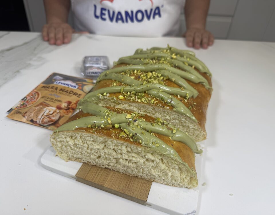 Coca de San Juan de pistacho: una versión irresistible de la receta tradicional junto a @lasrecetasdemimadre