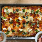 Pizza casera con mozzarella, ricotta, chorizo y albahaca preparada con masa madre Levanova