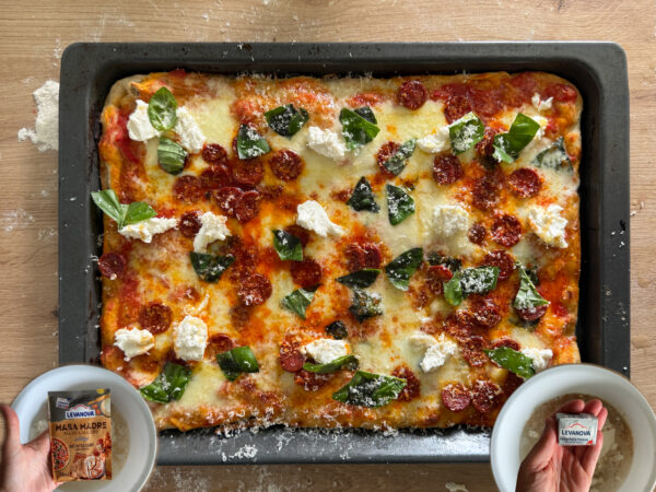 Pizza casera con mozzarella, ricotta, chorizo y albahaca preparada con masa madre Levanova