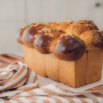 Brioche francés casero con miga esponjosa y almendras laminadas