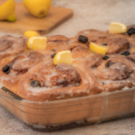 Rolls de arándanos con glaseado de limón y arándanos secos