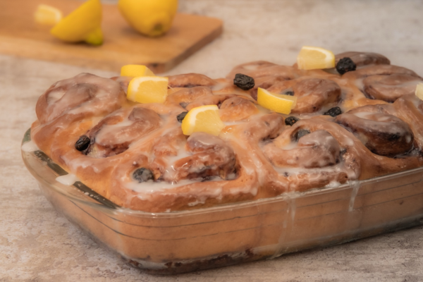 Rolls de arándanos con glaseado de limón y arándanos secos