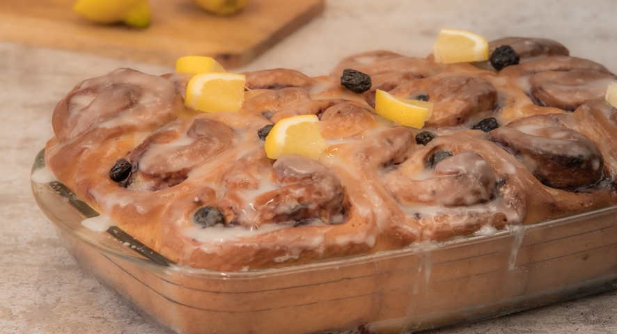 Rolls de arándanos con glaseado de limón y arándanos secos